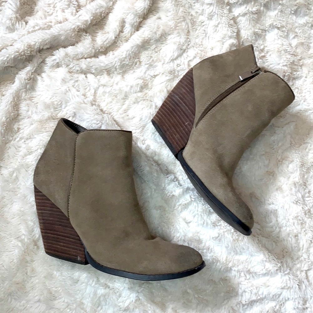 Very Volatile Whitby Suede Bootie in Khaki -sz. 10